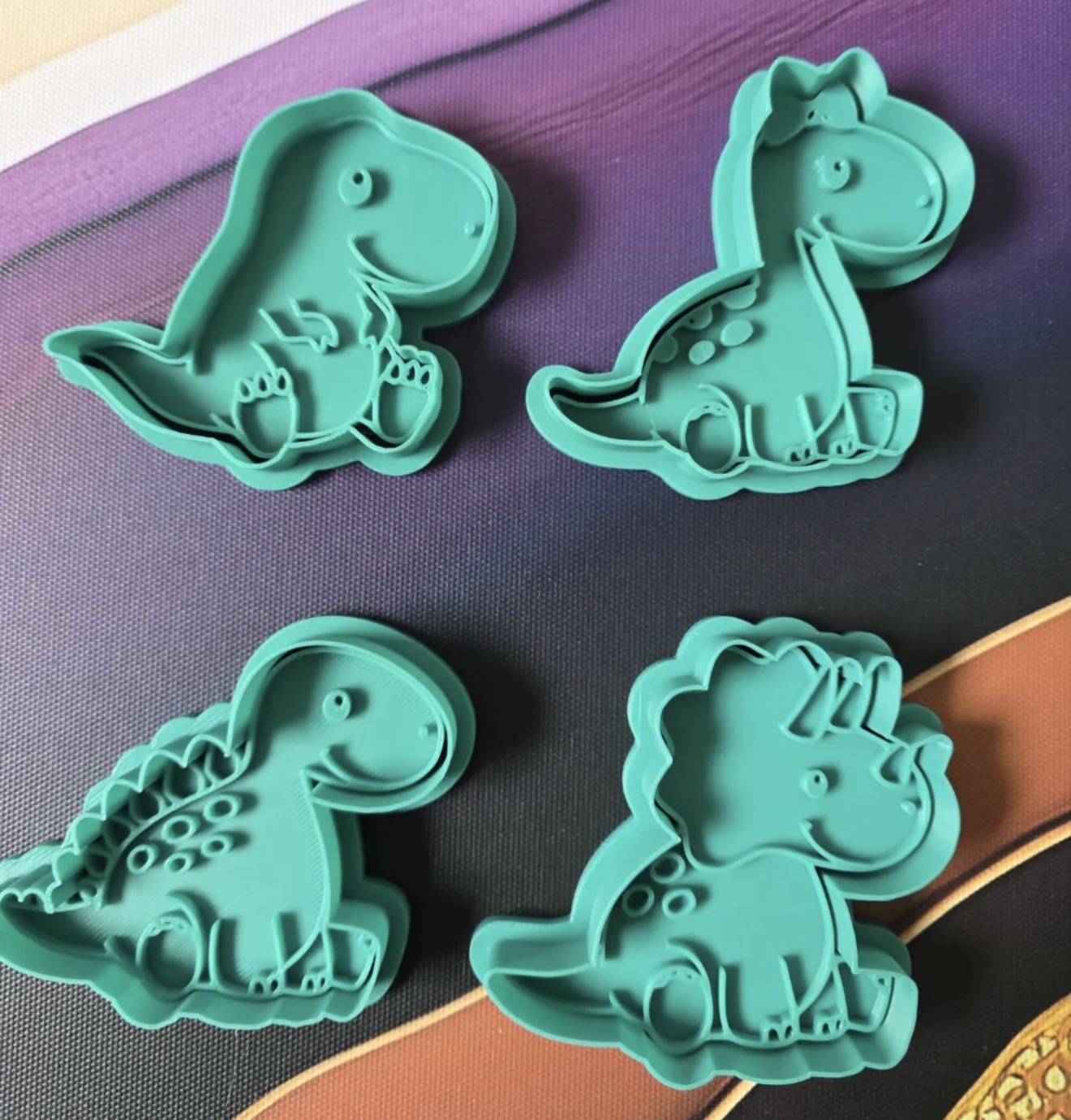 Cortadores de dinossauros em relevo