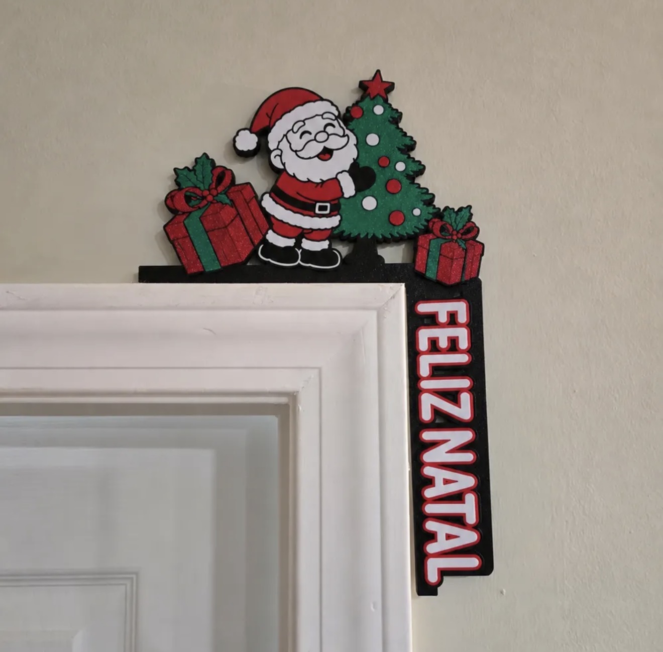 Enfeite de porta com Papai Noel escrito Feliz Natal