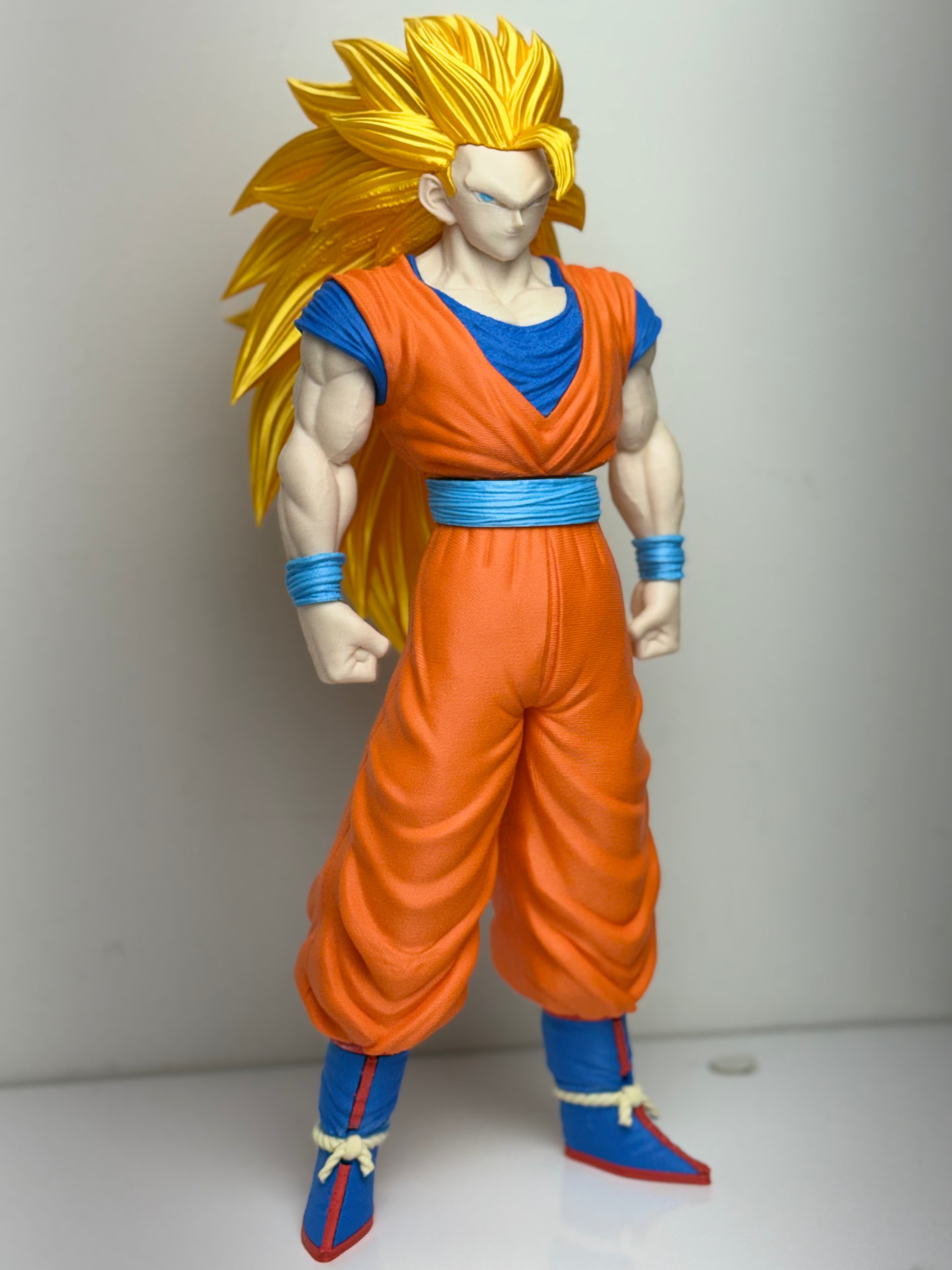 Goku Super Saiyajin 3 colorido impresso em 3D