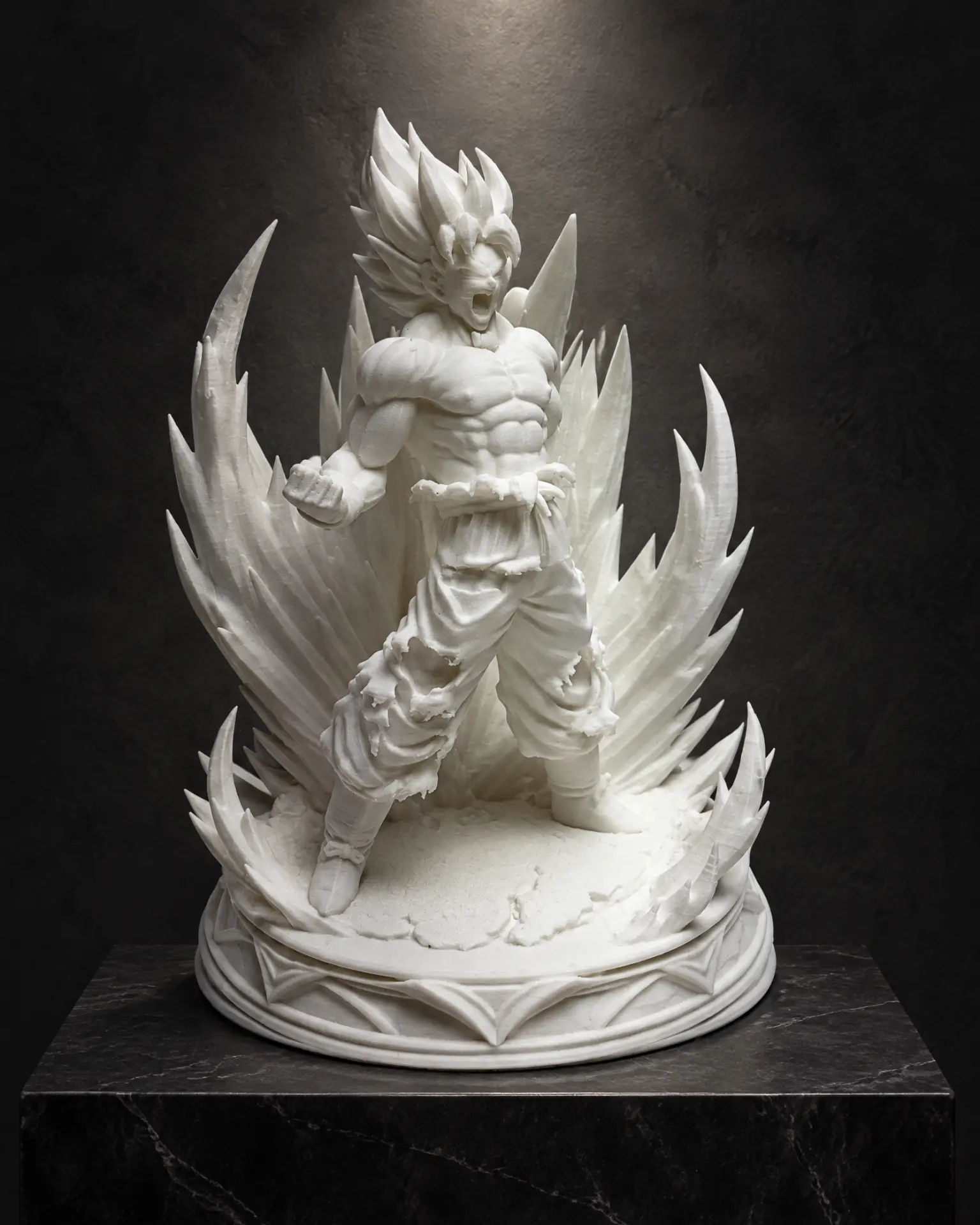 Estátua do Goku Super Saiyajin em estilo mármore