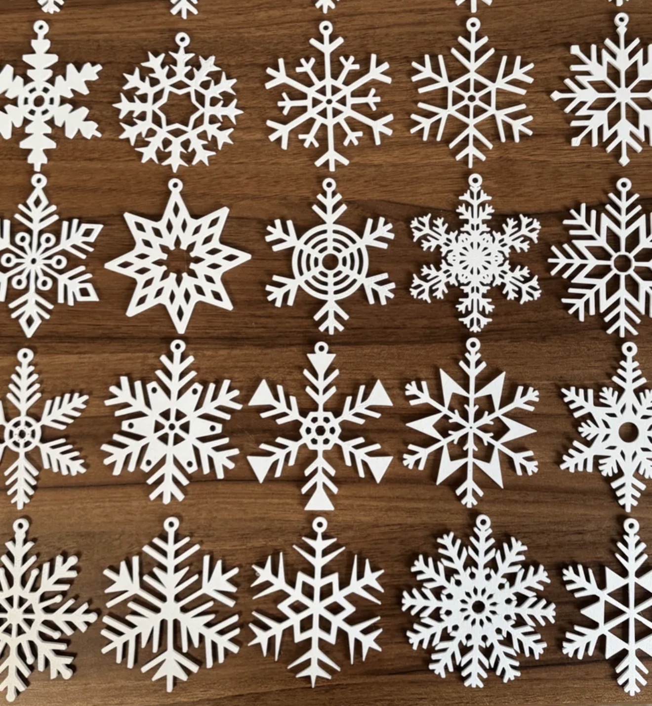 Flores de neve brancas para enfeitar a árvore