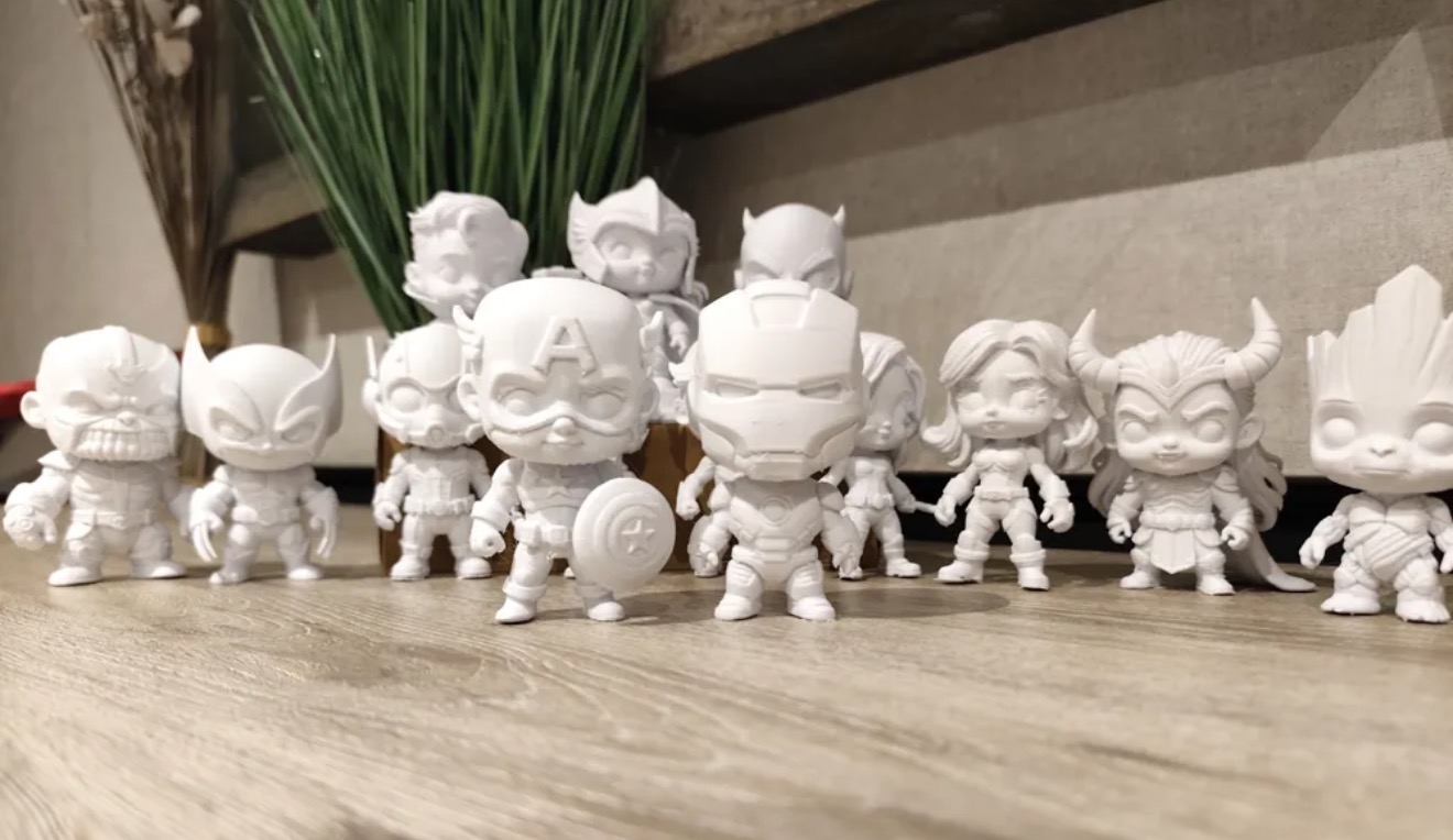 Bonecos colecionáveis de heróis prontos para pintar