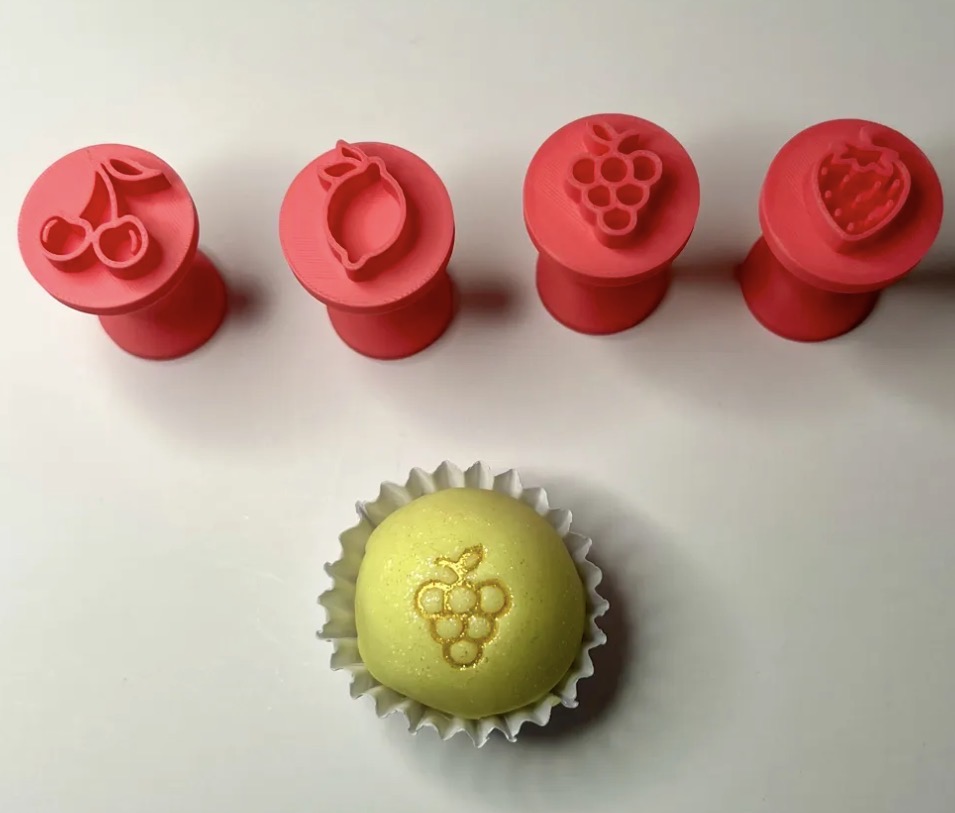 Carimbos de frutas com brigadeiro de uva marcado