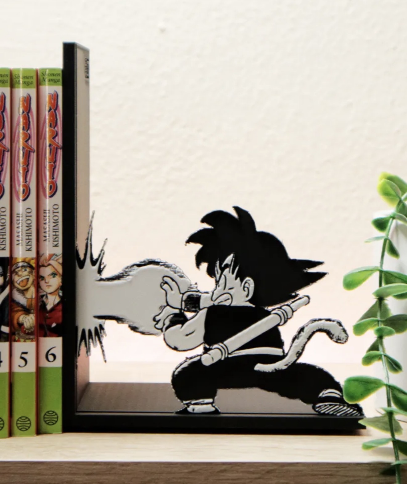 Aparador de livros com Goku em preto e branco