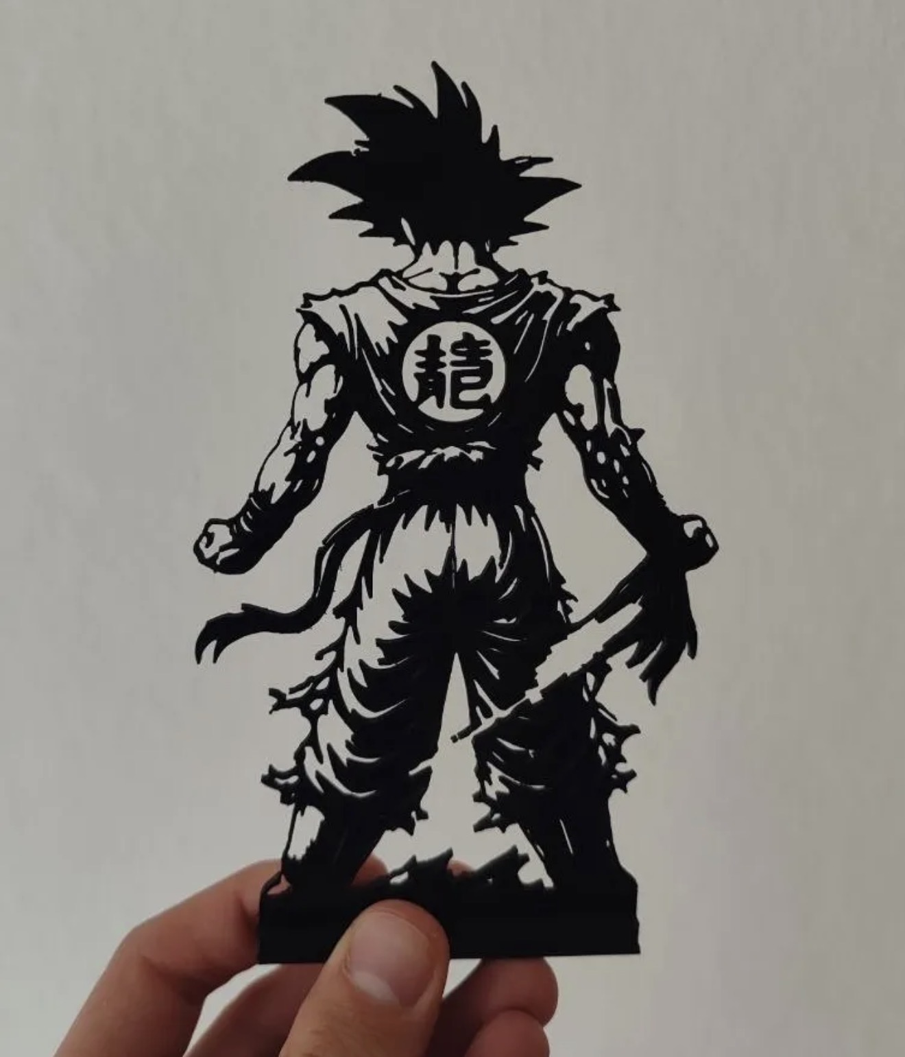 Silhueta do Goku em preto para decoração