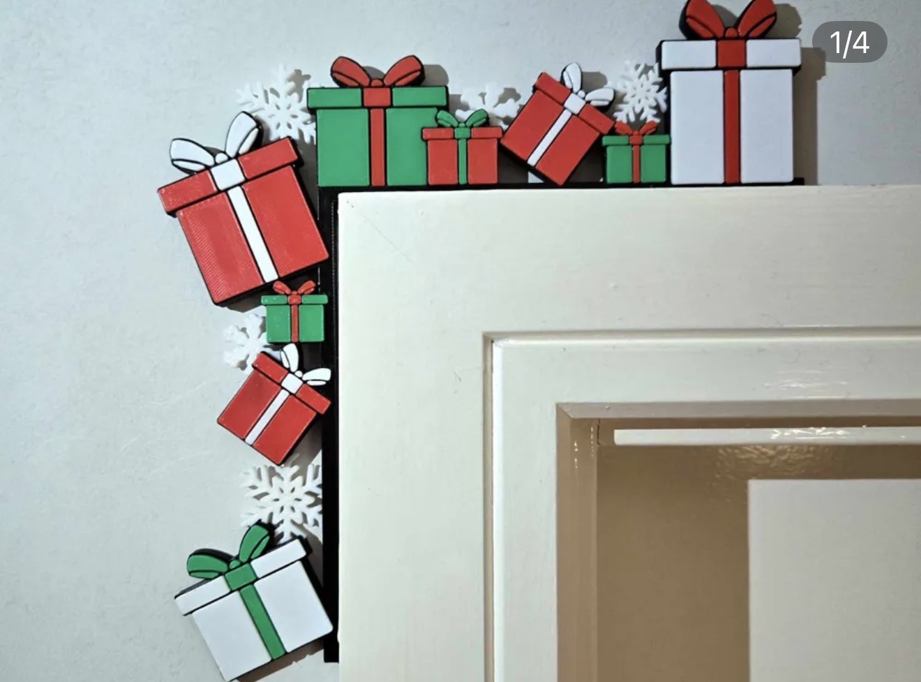 Enfeite de porta com presentes de Natal