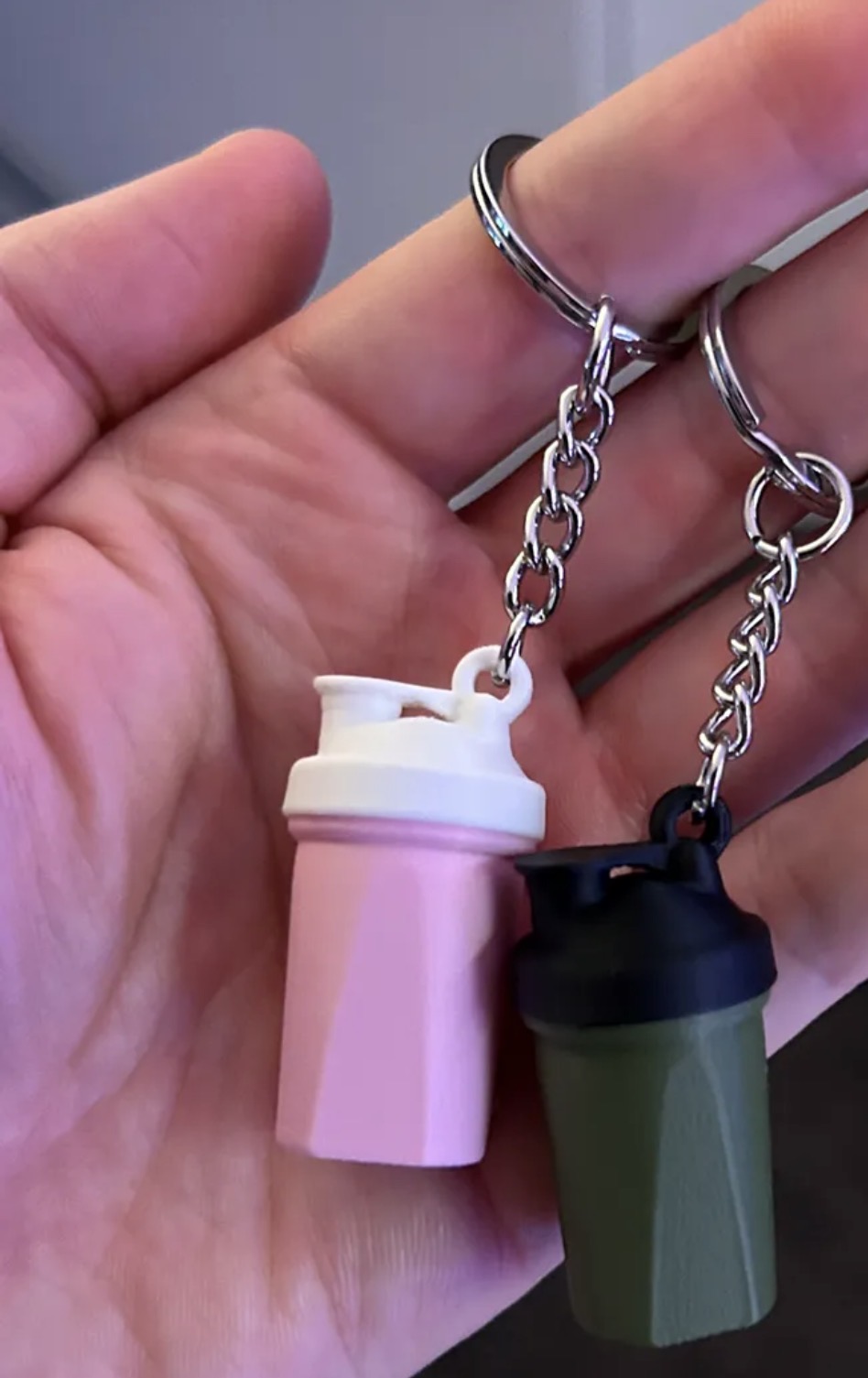 Chaveiros de garrafinha shaker em rosa e verde